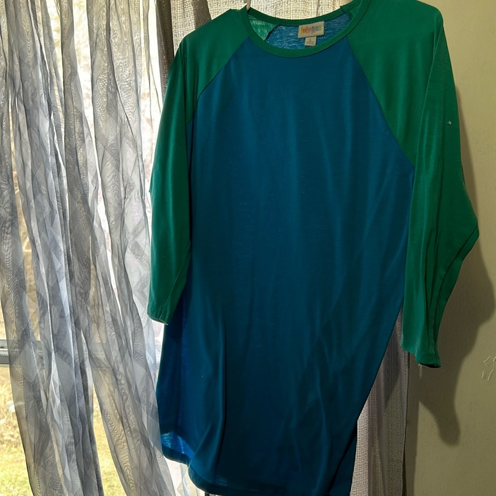 selling woman’s size L lularoe quarter sleeve tee!
